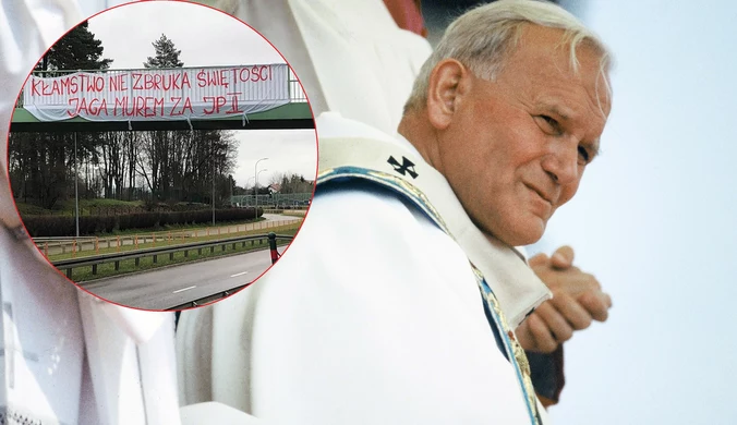 Kibice stają w obronie Jana Pawła II. Wywieszają transparenty. "Kłamstwo nie zbruka Świętości"