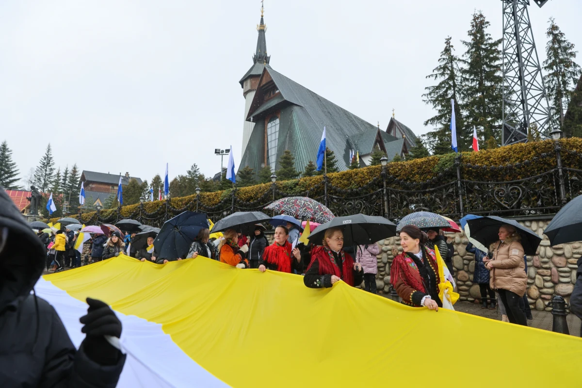 "Jan Paweł II przestrzegał: Tę wolność trzeba dobrze zagospodarować. My staramy się to czynić, ale są siły, które chcą to zniszczyć. Rozbroić naród polski z dobra, które jest w tym narodzie" – powiedział kard. Stanisław Dziwisz rozpoczynając w Zakopanem marsz w obronie dobrego imienia św. Jana Pawła II.