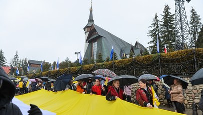 Zakopane: Marsz w obronie św. Jana Pawła II z udziałem kard. Dziwisza