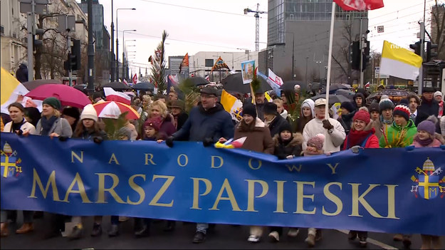 W 18. rocznicę śmierci Jana Pawła II w całej Polsce zorganizowano marsze pamięci poświęcone naszemu papieżowi. "Przyjechaliśmy, żeby uczcić pamięć i zamanifestować poparcie" — mówią uczestnicy marszu z Warszawy. Rocznicowe obchody są związane m.in. z kontrowersjami, jakie wybuchły po publikacji reportażu "Franciszkańska 3". Zarzucono w nim Karolowi Wojtyle, ówczesnemu biskupowi krakowskiemu, niewłaściwe reakcje na przypadki pedofilii w diecezji. "To atak na tożsamość duchową naszego narodu" — skomentował sprawę abp Józef Michalik. 
Materiał dla "Wydarzeń" przygotował Piotr Michalak. 