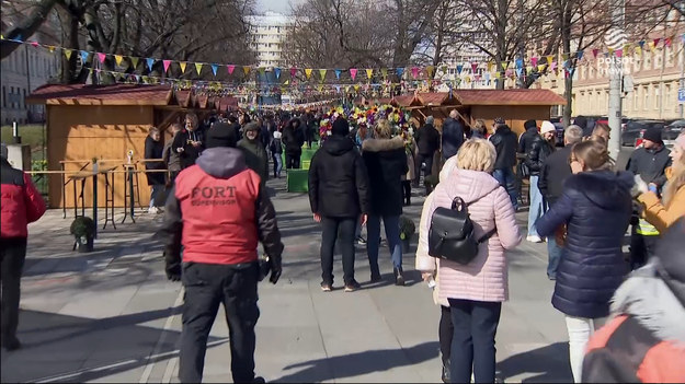 Trwa kampania wyborcza przed jesiennymi wyborami parlamentarnymi. Polityczni oponenci dyskutują m.in. o pakietach socjalnych. Przyczynkiem do gorących rozmów była ostatnia wypowiedź Bartłomieja Sienkiewicza o "rozdawnictwie pieniędzy" i "tworzeniu marginesów społecznych, w których wyspecjalizował się PiS". "Wyrwane z kontekstu" — skomentował słowa partyjnego kolegi Grzegorz Schetyna, zapewniając, że gdy jego partia dojdzie do władzy nie odbierze programów socjalnych.
Materiał dla "Wydarzeń" przygotował Marcin Fijołek.