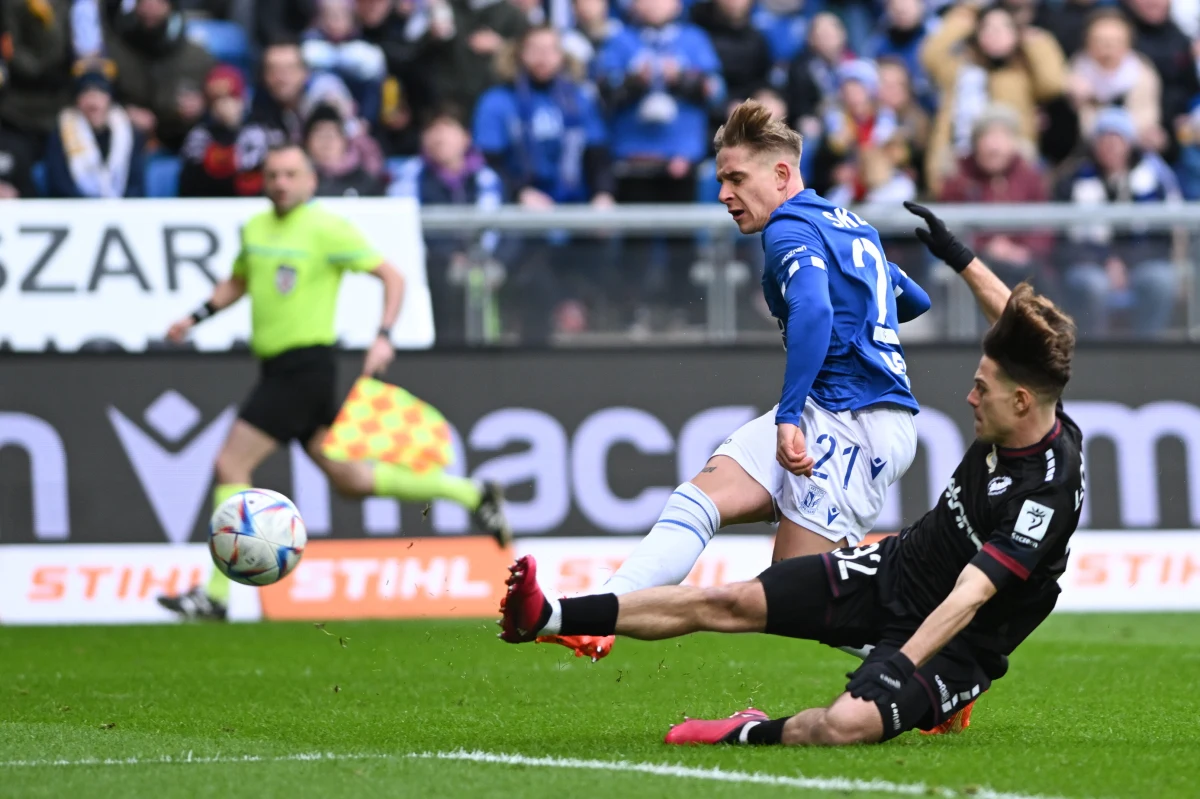 Wszystkie trzy niedzielne mecze 26. kolejki piłkarskiej ekstraklasy zakończyły się remisami. W emocjonującym spotkaniu trzeciego Lecha Poznań z czwartą Pogonią Szczecin było 2:2. Cracovia zremisowała z Widzewem Łódź 1:1, podobnie jak Wisła Płock z Radomiakiem.