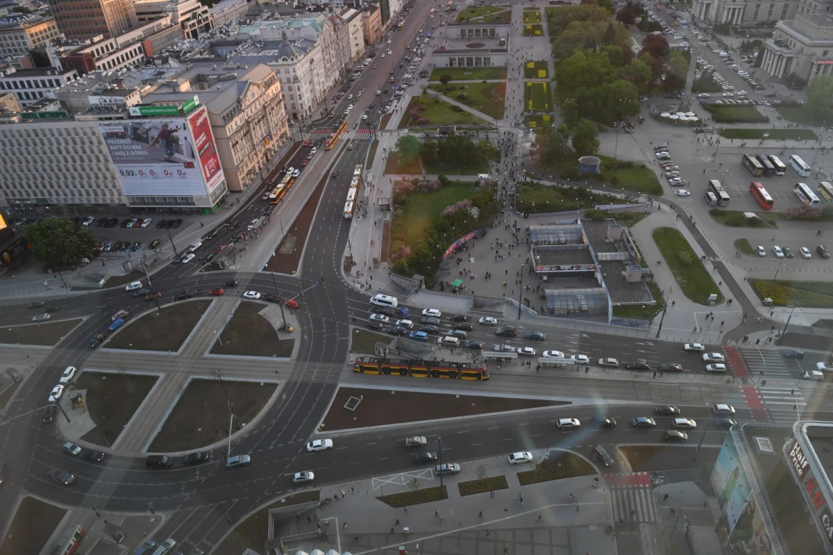 Od dzisiaj zmienia się organizacja ruchu na ulicy Mysiej w centrum Warszawy. Wjazd po raz pierwszy będzie możliwy od strony ulicy Nowy Świat w kierunku Brackiej. Zmiany organizacji ruchu wprowadzane są w związku z przebudową placu Trzech Krzyży.