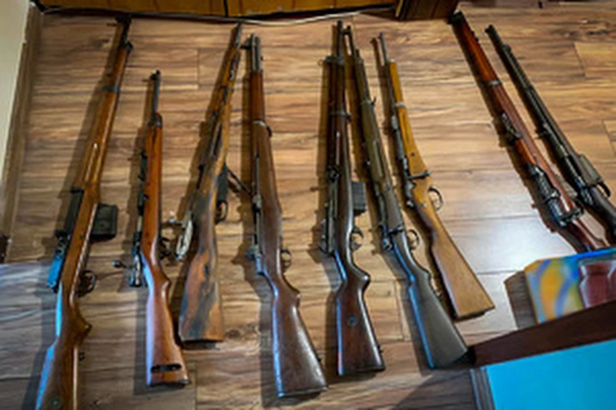 134 sztuki broni palnej i prawie 1,9 tys. sztuk amunicji przejęli policjanci Centralnego Biura Śledczego Policji podczas akcji przeprowadzonej w województwach łódzkim i śląskim. To kolejne uderzenie w grupę przestępczą zajmującą się nielegalnym handlem bronią. Zatrzymano dwie osoby.

