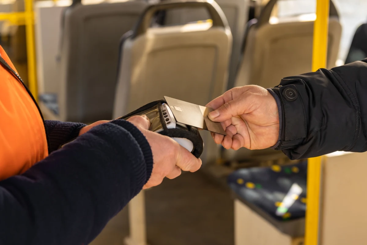 Wzrosły ceny biletów komunikacji miejskiej organizowanej przez Gdańsk, Gdynię, Wejherowo oraz gminy Metropolitalnego Związku Komunikacyjnego Zatoki Gdańskiej (MZKZG). Wiemy, ile muszą od dzisiaj trzeba zapłacić za nowe bilety.