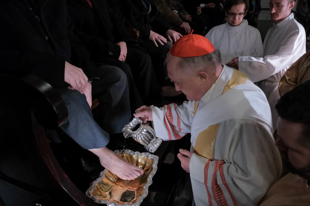 Od Wielkiego Czwartku Kościół rozpoczyna uroczyste obchody Triduum Paschalnego, w czasie którego będzie wspominać mękę, śmierć i zmartwychwstanie Jezusa Chrystusa. Wielki Czwartek jest dniem, w którym katolicy świętują ustanowienie przez Chrystusa dwóch sakramentów: Eucharystii i kapłaństwa. 