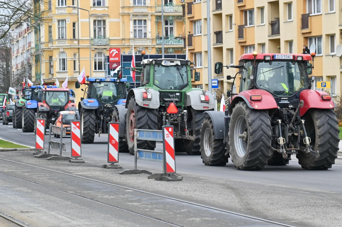 To będzie trudny tydzień dla kierowców w Szczecinie. Rolnicy zaostrzają od dziś swój protest. Po godz. 11 ich traktory wyjadą na ulice miasta. Do 16 mogą wystąpić utrudnienia w ruchu drogowym i przerwy w kursowaniu pojazdów komunikacji miejskiej.