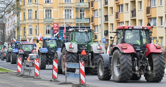 To będzie trudny tydzień dla kierowców w Szczecinie. Rolnicy zaostrzają od dziś swój protest. Po godz. 11 ich traktory wyjadą na ulice miasta. Do 16 mogą wystąpić utrudnienia w ruchu drogowym i przerwy w kursowaniu pojazdów komunikacji miejskiej.