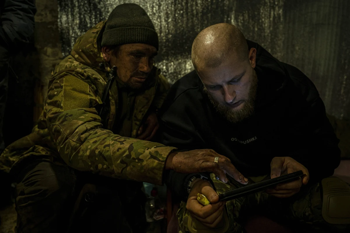 Niezależny portal Meduza opublikował notatkę, którą jesienią 2022 roku otrzymywali rosyjscy żołnierze kierowani do walk w Ukrainie. Jej autorzy nazywają odwrót spod Chersonia "haniebnym" i domagają się powrotu stalinowskich metod prowadzenia wojny.