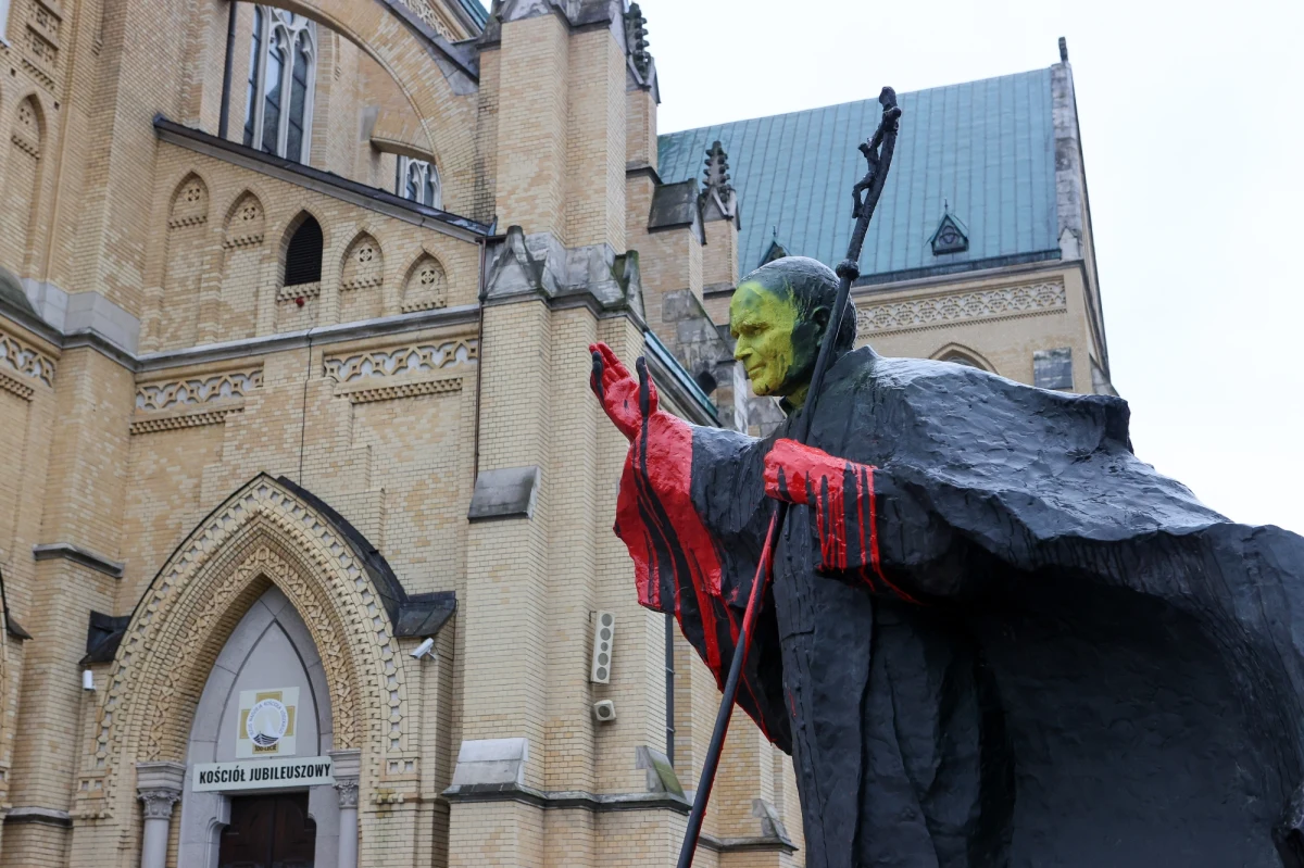 Ze względu na dobro śledztwa nie są przekazywane informacje na temat zniszczenia pomnika papieża Jana Pawła II w Łodzi - powiedzieli PAP rzeczniczka miejskiej policji w Łodzi mł. asp. Kamila Sowińska i rzecznik Prokuratury Okręgowej w Łodzi Krzysztof Kopania.