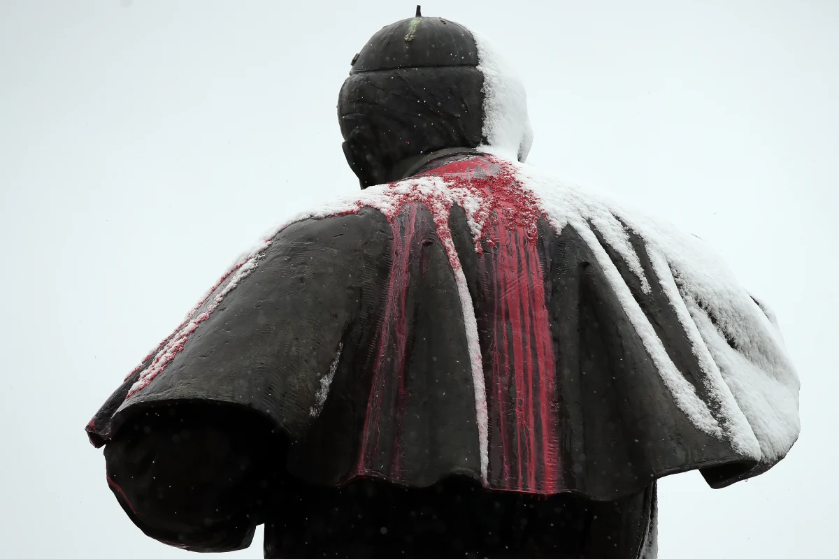 Pomnik Jana Pawła II, stojący w pobliżu Bazyliki Konkatedralnej w Stalowej Woli, został oblany czerwoną farbą. Do aktu wandalizmu doszło w nocy z niedzieli na poniedziałek.