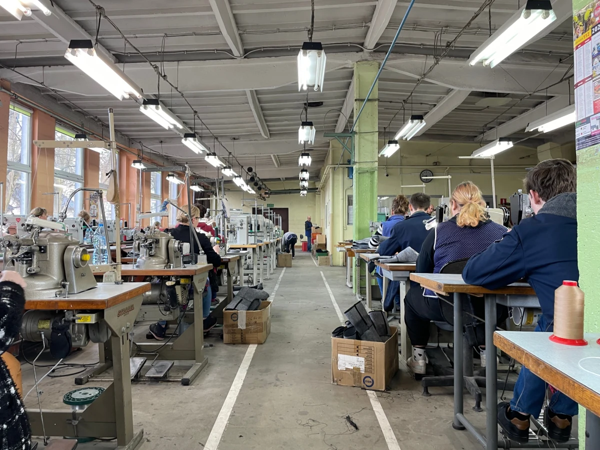 150 osób z niepełnosprawnościami zatrudnia Spółdzielnia Inwalidów "Równość" w Czersku na Pomorzu. Firma straciła głównego kontrahenta, dla którego od 26 lat produkowała buty. Ogromne problemy finansowe zmuszają zarząd do zwalniania ludzi - do tej pory pracę straciło 60 osób.