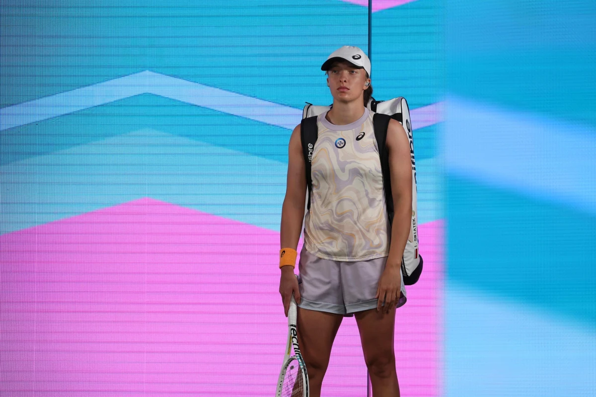 Iga Świątek pewnie prowadzi w światowym rankingu tenisistek. Po zakończonym w sobotę turnieju WTA 1000 w Miami, w którym Polka nie startowała z powodu kontuzji, jej przewaga nad wiceliderką Aryną Sabalenką z Białorusi zmniejszyła się o 1205 punktów.