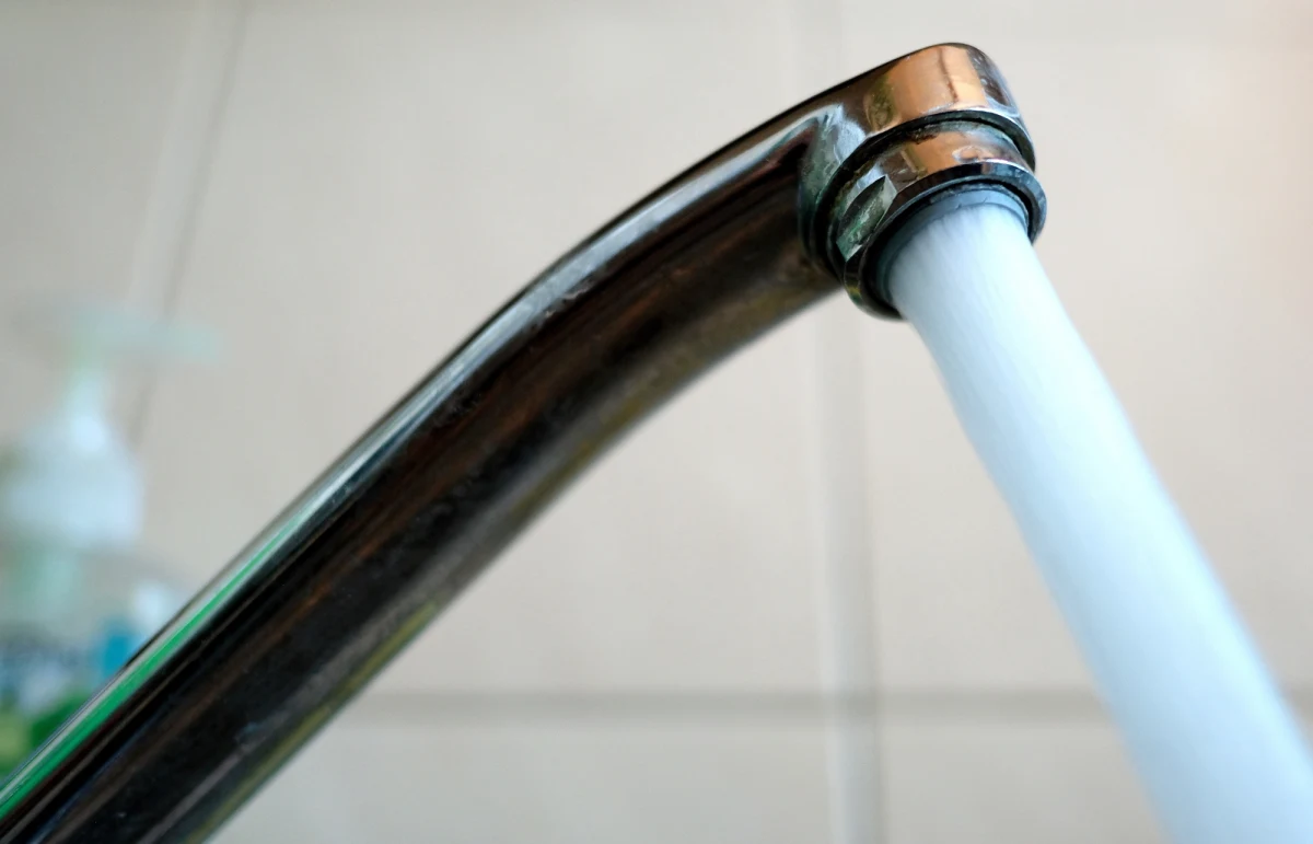 Prokuratura wszczęła śledztwo w sprawie zanieczyszczenia wody w Bielsku-Białej. W zbadanych przez sanepid próbkach wykryto styren, związek chemiczny użyty przy remoncie sieci wodociągowej. Przez ponad dwie doby woda w kranach w części miasta nie nadawała się do spożycia i mycia. 
