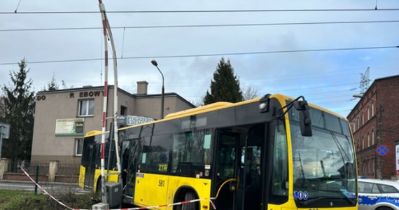 Na przejeździe kolejowym przy ulicy Le Ronda w Katowicach autobus komunikacji miejskiej staranował szlaban i utknął na torach. Na pomoc wezwano strażaków z Komendy Miejskiej.