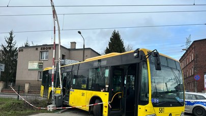 Katowice: Autobus zdemolował szlaban i utknął na przejeździe kolejowym