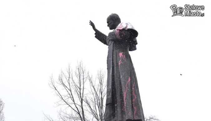 Dewastacja pomnika Jana Pawła II w Stalowej Woli. "Haniebny atak"