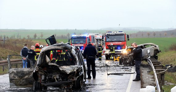 Kierowca, który spowodował wypadek w Turyngii, w którym w weekend zginęło siedem osób, stracił prawo jazdy 16 lat temu - informuje portal dziennika "Bild". Pięć z zabitych osób miało 19 lat. Mercedes, którym jechali, spłonął doszczętnie. 