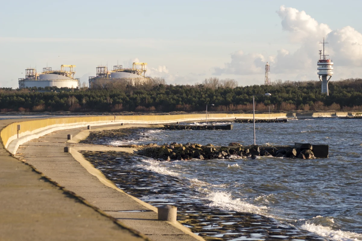 "Dziś tego zakazu jeszcze nie wprowadzam, ale realność zakazu jest bardzo, bardzo wysoka" – powiedział w poniedziałek wojewoda zachodniopomorski Zbigniew Bogucki o ewentualnym wprowadzeniu zakazu przebywania w odległości do 200 m od terminalu w Świnoujściu. Taka decyzja wpłynęłaby na ograniczenie dostępu do atrakcji turystycznych miasta.