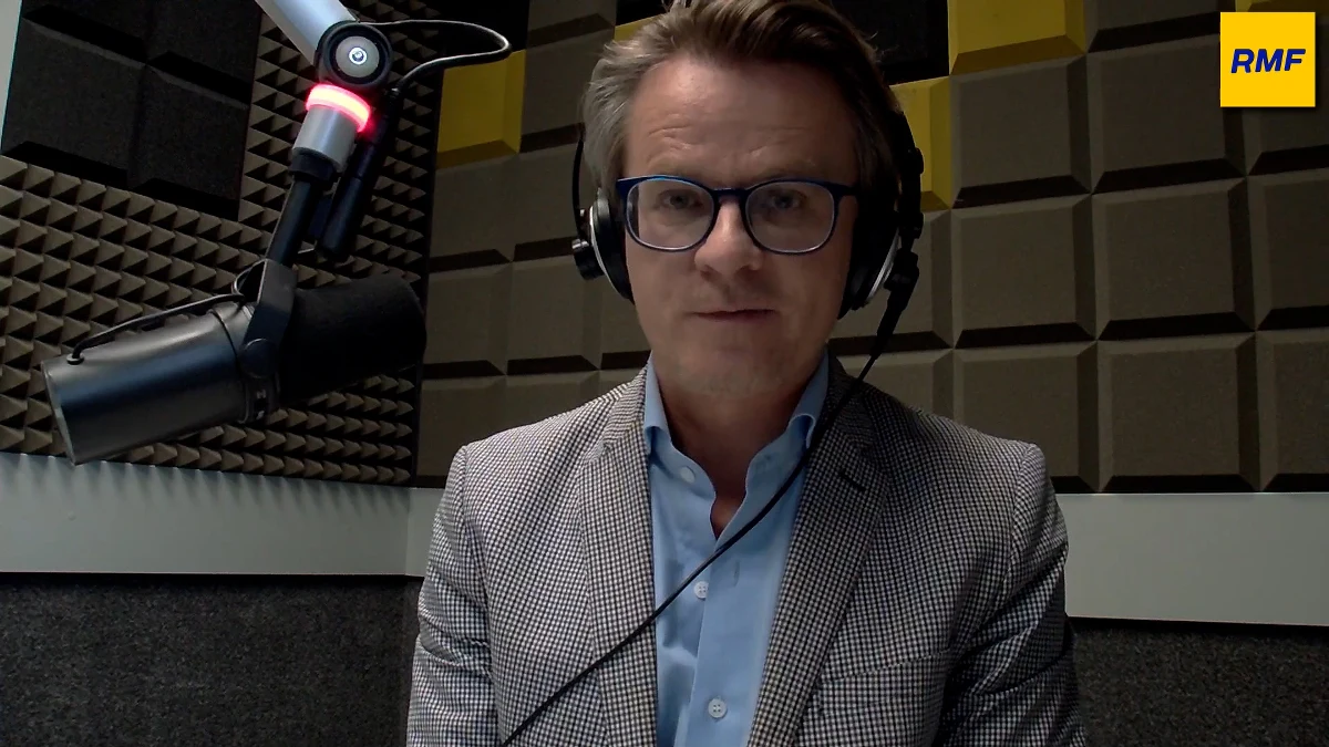 "Rada Bezpieczeństwa jest ciałem ONZ, które jest ciałem wybitnie politycznym. Każdy ze stałych członków – w tym Rosja – ma prawo weta, więc ja bym specjalnie w Radzie Bezpieczeństwa ONZ nie widział ratunku czy też szansy na przełamanie impasu wojennego. Raczej trzeba szukać rozwiązania, czy powodów do większego optymizmu na froncie. Niestety to jest smutne, ale jest to wynikiem 'real politic'" – mówił w Popołudniowej rozmowie w RMF FM prof. Tomasz Koncewicz komentując fakt, że w kwietniu RB ONZ przewodniczy Rosja. "Instytucje już są troszkę bezradne. Mogą coś zrobić tylko i wyłącznie dlatego, że Ukraińcy do chwili obecnej walczą. Sankcje mają tylko sens tak długo, jak Ukraińcy walczą. Gdyby Ukraińcy nie walczyli przez ostatni rok, to z pewnością tych sankcji by nie było" – tłumaczył kierownik Katedry Prawa Europejskiego i Porównawczego na Wydziale Prawa i Administracji Uniwersytetu Gdańskiego.