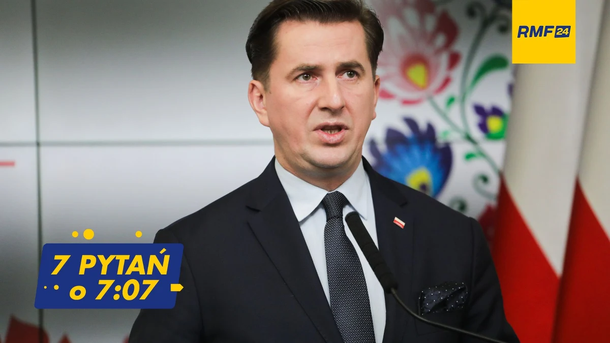 "Na stół wyłożyliśmy już notyfikowane 600 mln zł, czyli dopłaty do pszenicy i do kukurydzy. Oprócz tego już jest decyzja Komisji Europejskiej z tak zwanej rezerwy kryzysowej żywnościowej - 29,5 mln euro plus do tego sto procent możemy dołożyć z budżetu państwa, z tzw. wsparcia krajowego. Oprócz tego w Komisji Europejskiej dyskutuje się o kolejnych ok. 30 mln euro plus do tego sto procent. Daje to sumę dodatkowych 520 mln złotych. Podczas dyskusji podzieliliśmy i zakreśliliśmy, w jakim zakresie i jaka pomoc ma być kierowana. Że nie tylko do pszenicy, nie tylko do kukurydzy. Że pozostałe odmiany zbóż plus rośliny oleiste, jakim jest rzepak, plus do tego dodatkowe pieniądze nie do progu 60 procent, a na ile wystarczy. I ten próg wydajności zostanie podniesiony. To się dzieje" – mówił w rozmowie 7 pytań o 7.07 w internetowym Radiu RMF24 wiceminister rolnictwa i poseł PiS Rafał Romanowski. 