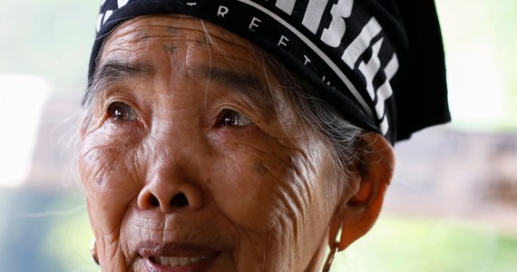 Rdzenna tatuażystka z Filipin została najstarszą kobietą, która pojawiła się na okładce "Vouge'a". Zdjęcia 106-latki ukazały się w filipińskim wydaniu magazynu.