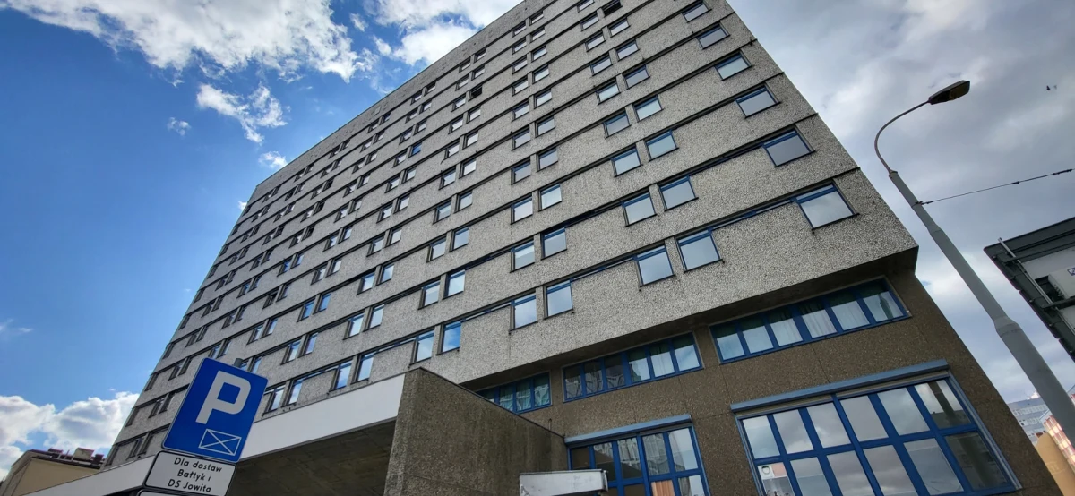 Kultowy akademik zniknie z mapy Poznania! Dom Studencki Jowita znajdujący się w centrum miasta zostanie sprzedany - podają władze Uniwersytetu im. Adama Mickiewicza. Nie zgadzają się na to studenci.