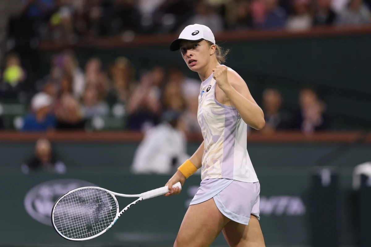 Dokładnie rok temu po fantastycznej serii wygranych turniejów Iga Świątek awansowała na pierwsze miejsce w rankingu tenisistek i od 4 kwietnia 2022 jest liderką zestawienia WTA. Jak wyglądało ostatnich 12 miesięcy w wykonaniu naszej zawodniczki?