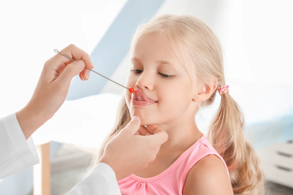 Ponad połowa prywatnych gabinetów logopedycznych może zniknąć z rynku z powodu nowych regulacji prawnych. Rząd przyjął projekt ustawy o niektórych zawodach medycznych, regulującej warunki i zasady wykonywania 17 zawodów medycznych. Dotyczy to m.in. logopedów, dietetyków i opiekunów medycznych. Logopedzi oprotestowali nowe rozwiązania prawne, które ich zdaniem w znaczny sposób utrudnią pacjentom korzystanie z terapii. 