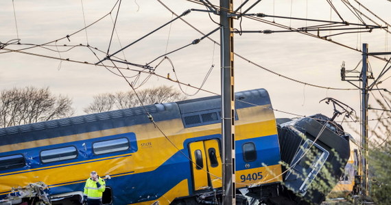 Co najmniej jedna osoba zginęła, a około 30 zostało rannych w wyniku wypadku kolejowego, do którego doszło we wtorkowy poranek w miejscowości Voorschoten w Holandii, położonej między Hagą i Amsterdamem. Przyczyną zdarzenia było uderzenie pociągu w pozostawiony na torach sprzęt budowlany - podała agencja Reutera za holenderskimi służbami ratunkowymi.