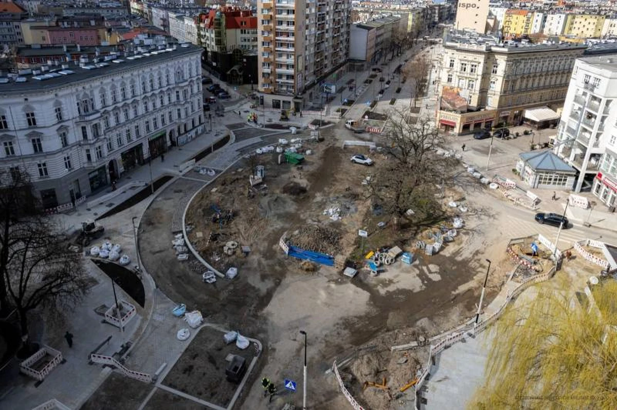 Z powodu przebudowy śródmiejskiego odcinka Alei Wojska Polskiego wprowadzone zostają  kolejne zmiany w organizacji ruchu na Placu Zgody. Zaczynają one obowiązywać od dzisiaj (4 kwietnia).