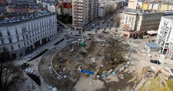 Z powodu przebudowy śródmiejskiego odcinka Alei Wojska Polskiego wprowadzone zostają  kolejne zmiany w organizacji ruchu na Placu Zgody. Zaczynają one obowiązywać od dzisiaj (4 kwietnia).