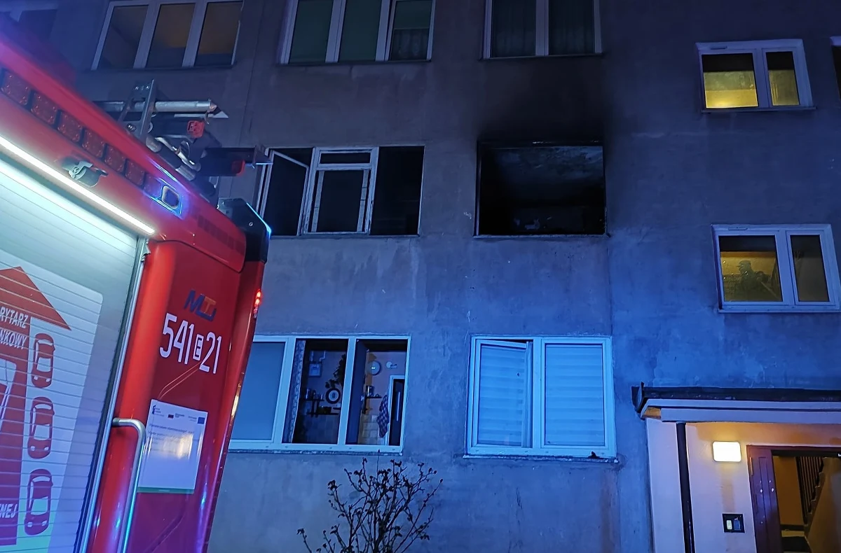 Dwie osoby zginęły w pożarze mieszkania w budynku wielorodzinnym w Tomaszowie Mazowieckim. Do zdarzenia doszło w nocy z poniedziałku na wtorek. W akcji gaśniczej brało udział osiem zastępów straży pożarnej.