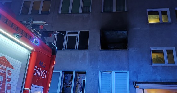 Dwie osoby zginęły w pożarze mieszkania w budynku wielorodzinnym w Tomaszowie Mazowieckim. Do zdarzenia doszło w nocy z poniedziałku na wtorek. W akcji gaśniczej brało udział osiem zastępów straży pożarnej.