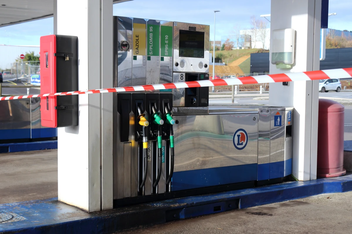 ​Na około 40 proc. stacji w regionie Paryża brakuje paliwa z powodu blokad magazynów paliw i strajków związkowców przeciwko reformie emerytalnej. Na poziomie kraju odsetek ten wynosi 10 proc. - podał we wtorek dziennik "Le Figaro".