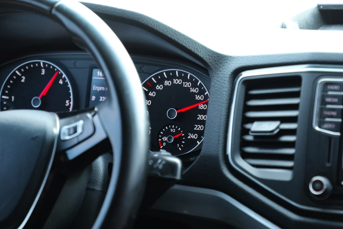 18-latek, który w Giedlarowej (woj. podkarpackie) w terenie zabudowanym pędził z prędkością 108 kilometrów na godzinę, stracił prawo jazdy. Młody kierowca został też ukarany mandatem w wysokości 1,5 tysiąca złotych, a na jego konto trafiło 13 punktów karnych.