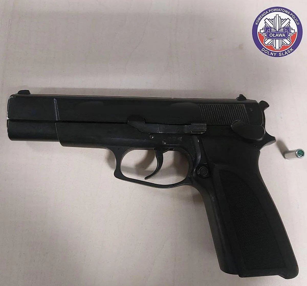 Oławska policja zatrzymała 35-letniego mężczyznę, który groził ratownikom medycznym bronią. Agresor został obezwładniony. Grozi mu do ośmiu lat więzienia.

