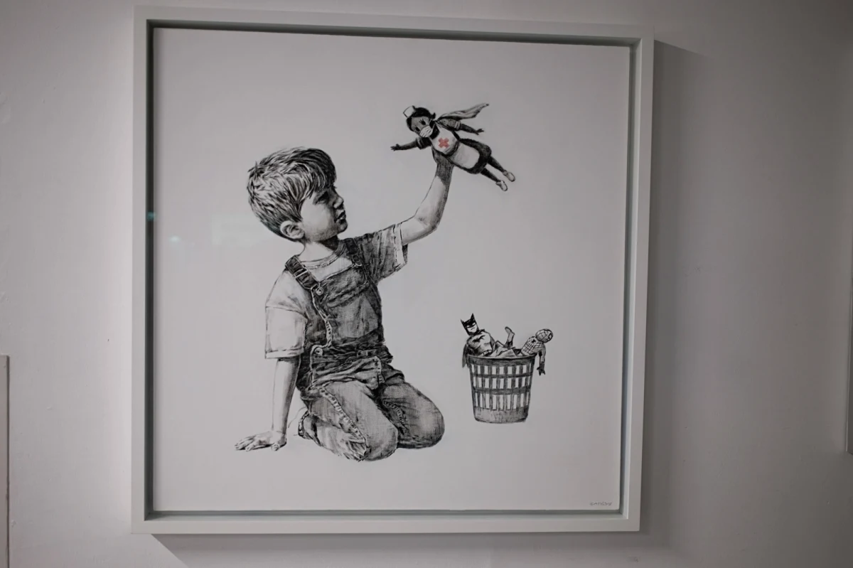 Brytyjskie hospicjum dla dzieci otrzymało w darze 200 tys. funtów. Fakt godny odnotowania, ponieważ pieniądze te pochodzą ze sprzedaży obrazu namalowanego przez Banksy'ego. W jaki sposób sztuka pomaga małym pacjentom? 