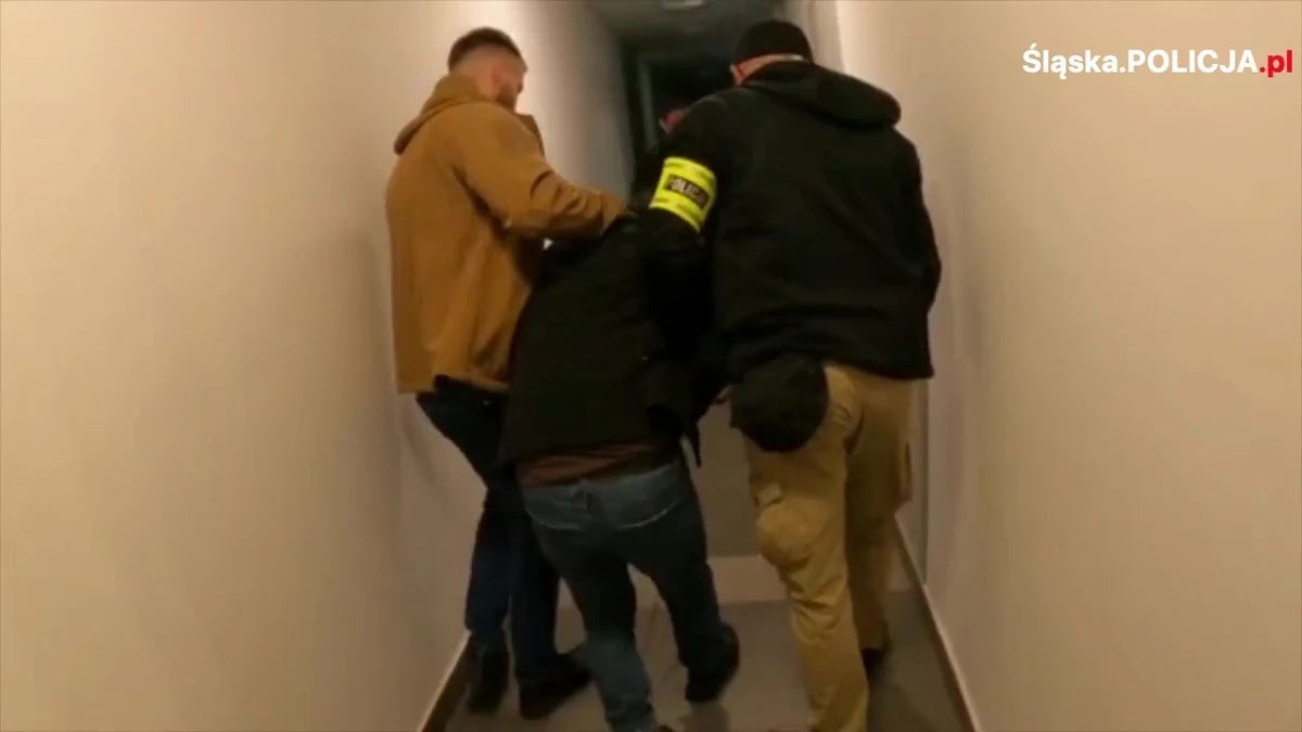 Pięciu obywateli Gruzji podejrzanych o rozbój na właścicielu kantoru zatrzymali we Wrocławiu policjanci z Tychów i Komendy Wojewódzkiej Policji w Katowicach. Do napadu doszło 23 marca. Łupem przestępców padło blisko 200 tysięcy złotych. Policjanci odzyskali część skradzionych pieniędzy.

