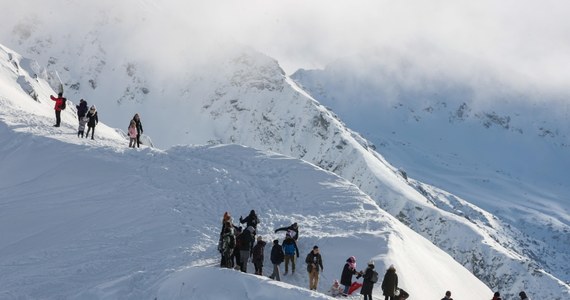 Święta Wielkanocne w Tatrach zapowiadają się mroźnie i śnieżnie. Na Kasprowym Wierchu leży już 190 cm śniegu, którego w kolejnych dniach jeszcze przybędzie. Temperatura na szczytach wyniesie ok. 10 stopni mrozu. W Zakopanem od minus 3 do plus 2 st.C. – zapowiadają synoptycy.