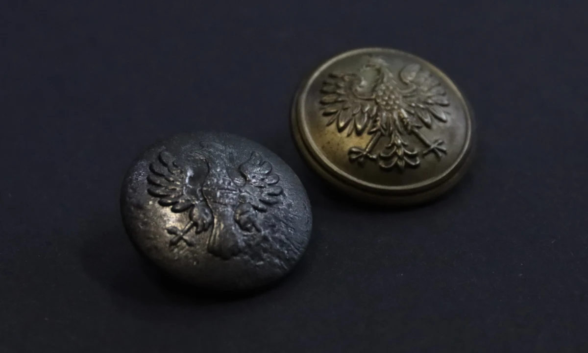 Niecodzienne eksponaty w zbiorach Śląskiego Centrum Wolności i Solidarności w Katowicach. Chodzi o 7 guzików z mundurów policjantów, ofiar zbrodni katyńskiej. 