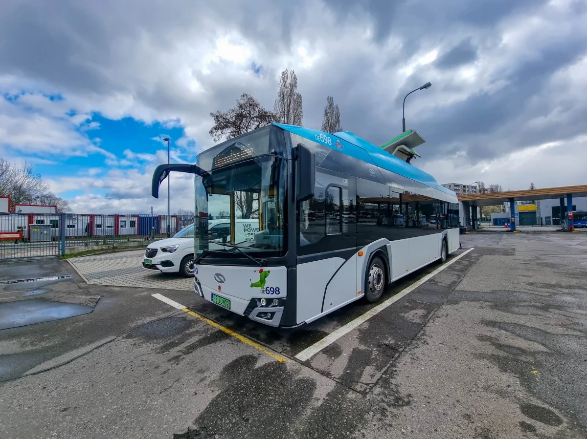 W Krakowie trwają testy nowoczesnego autobusu elektrycznego. Pojazd porusza się bardzo cicho, dlatego ze względów bezpieczeństwa w jego nadkolach zainstalowano głośniki, z których wydobywa się dźwięk imitujący pracę silnika spalinowego.