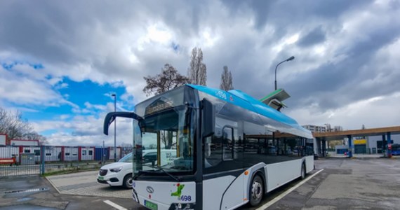 W Krakowie trwają testy nowoczesnego autobusu elektrycznego. Pojazd porusza się bardzo cicho, dlatego ze względów bezpieczeństwa w jego nadkolach zainstalowano głośniki, z których wydobywa się dźwięk imitujący pracę silnika spalinowego.