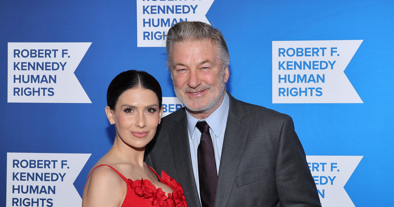 "65 lat nie jest takie złe" - stwierdził Alec Baldwin w poście opublikowanym na Instagramie. Aktor w poniedziałek obchodził urodziny, które jak wynika z jego relacji w mediach społecznościowych i krótkiego komentarza, spędził w otoczeniu wspierającej go w trudnych chwilach żony Hilarii i siedmiorga ich pociech.