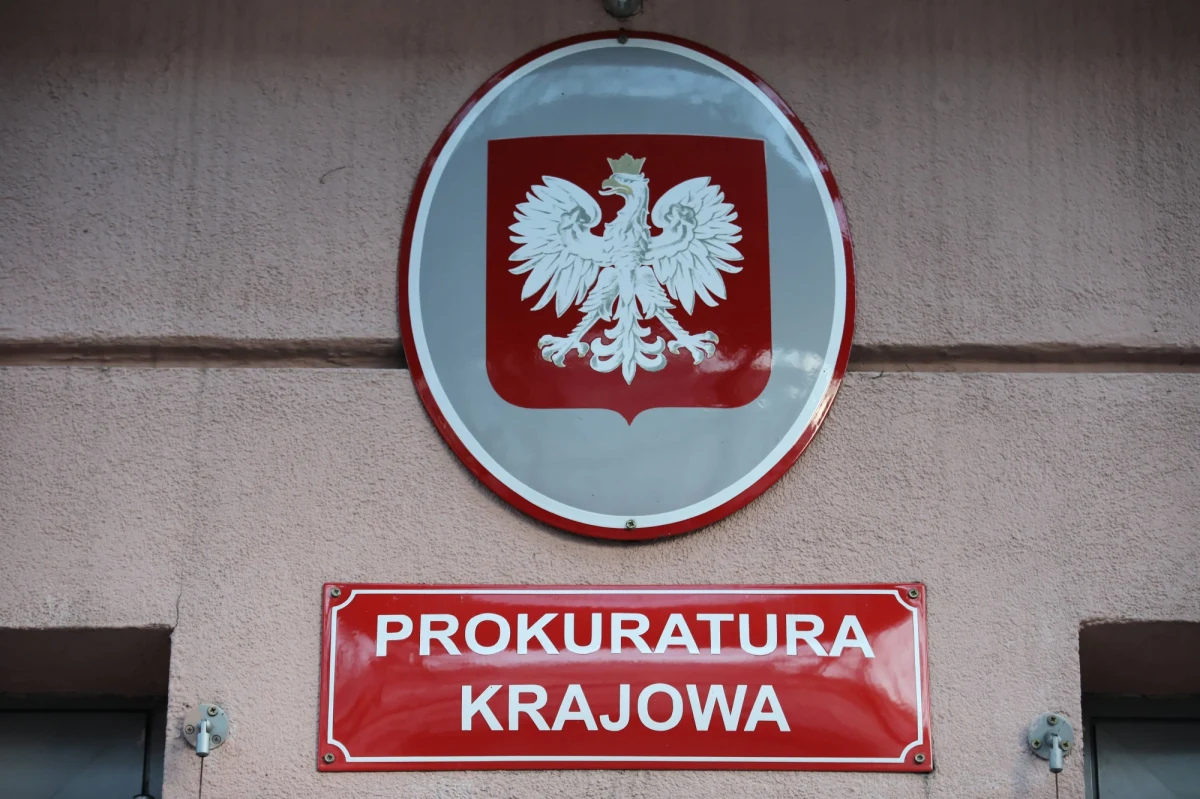 Śledztwo w sprawie tragicznej śmierci prokuratora rejonowego z Nowego Sącza przeniesione na najwyższy poziom. Śledczy z miasta, z którego pochodził, przekazali sprawę do Krakowa, a stamtąd trafiła do Prokuratury Krajowej. Śledczy badają między innymi związki samobójczej śmierci prokuratora z wykonywanym zawodem. 