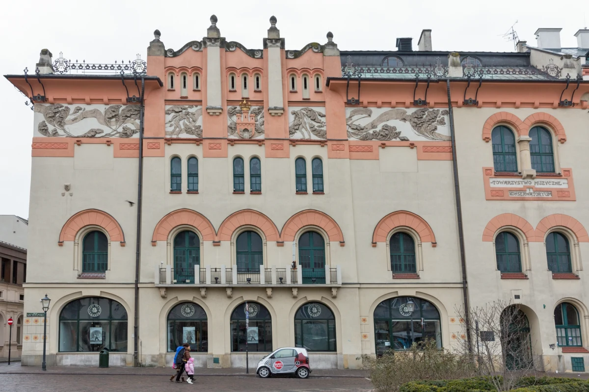 "W pomocy Ukrainie swoją rolę do spełnienia ma także szeroko pojęta kultura, która powinna wzmacniać więzi i przedstawiać różne perspektywy walki o wolność  zarówno ukraińskie, jak i białoruskie" - mówi wicedyrektor Narodowego Starego Teatru w Krakowie Beniamin Bukowski. W czwartek (6 kwietnia) na Nowej Scenie, przy ul. Jagiellońskiej odbędzie się performatywne sztuki "Morze Kristiny".

