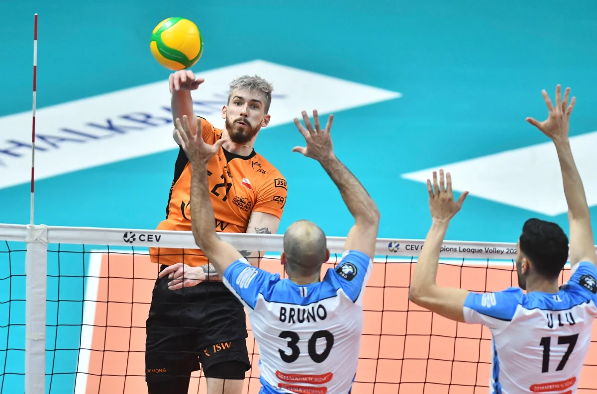 W pierwszym meczu byli górą, dziś muszą potwierdzić swoje umiejętności. Jastrzębski Węgiel zagra w rewanżowym meczu półfinału Ligi Mistrzów z tureckim Halkbankiem Ankara. Pierwsze spotkanie jastrzębianie wygrali 3:1. Bilety na rewanżowe starcie już dawno zostały wyprzedane. Jastrzębie, jeśli zapewni sobie awans, w finale zmierzy się ze zwycięzcą pary Grupa Azoty ZAKSA Kędzierzyn-Koźle – Sir Sicoma Monini Perugia. Jest zatem szansa na polski finał!