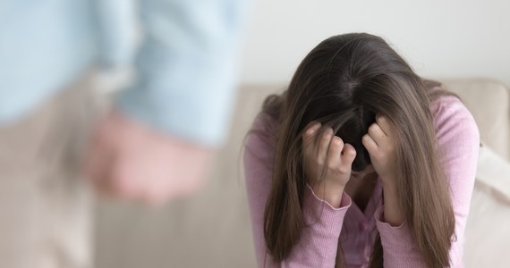 21-letni mężczyzna za gwałt i napaści seksualne na 13-letnią dziewczynkę został skazany przez sąd w Szkocji na 270 godzin prac społecznych. Werdykt wywołał oburzenie. Sąd, rezygnując z wymierzenia kary więzienia, kierował się wytycznymi dotyczącymi młodych przestępców, których - zgodnie z dyrektywami Szkockiej Rady ds. Wyroków - należy traktować łagodnie ze względu na niedojrzałość.