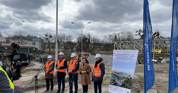 Około 60 mln zł ma kosztować nowy kolejowy nad rzeką San na Podkarpaciu, którego budowa weszła w nowy etap. Sześcioprzęsłowy most będzie miał blisko 200 metrów długości. Kształtem będzie nawiązywał do starej, historycznej konstrukcji.