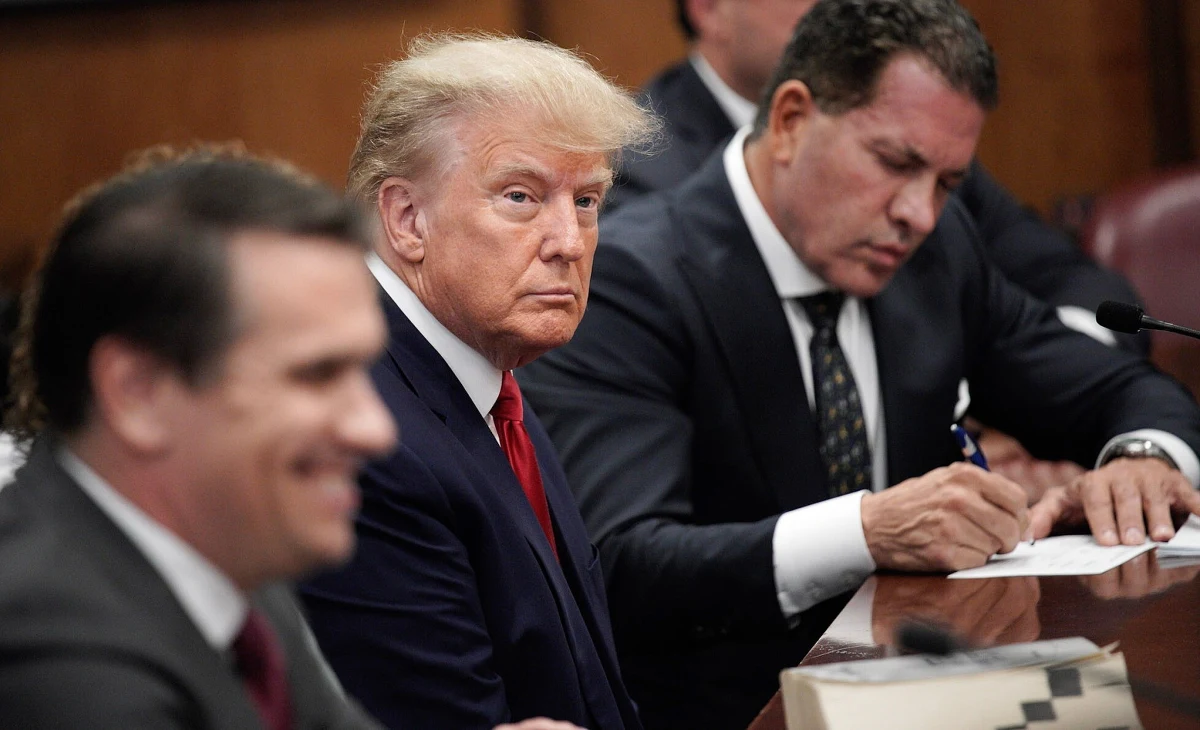 W sądzie na nowojorskim Manhattanie były prezydent USA Donald Trump usłyszał 34 zarzuty dotyczące fałszowania dokumentacji biznesowej i nie przyznał się do winy. Trump jest pierwszym byłym prezydentem USA, wobec którego wysunięto zarzuty karne.